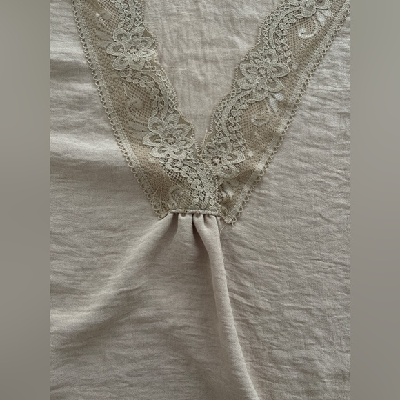 sleeveless blouse color sand with lace at collar and shoulder - Picture 3 of 7